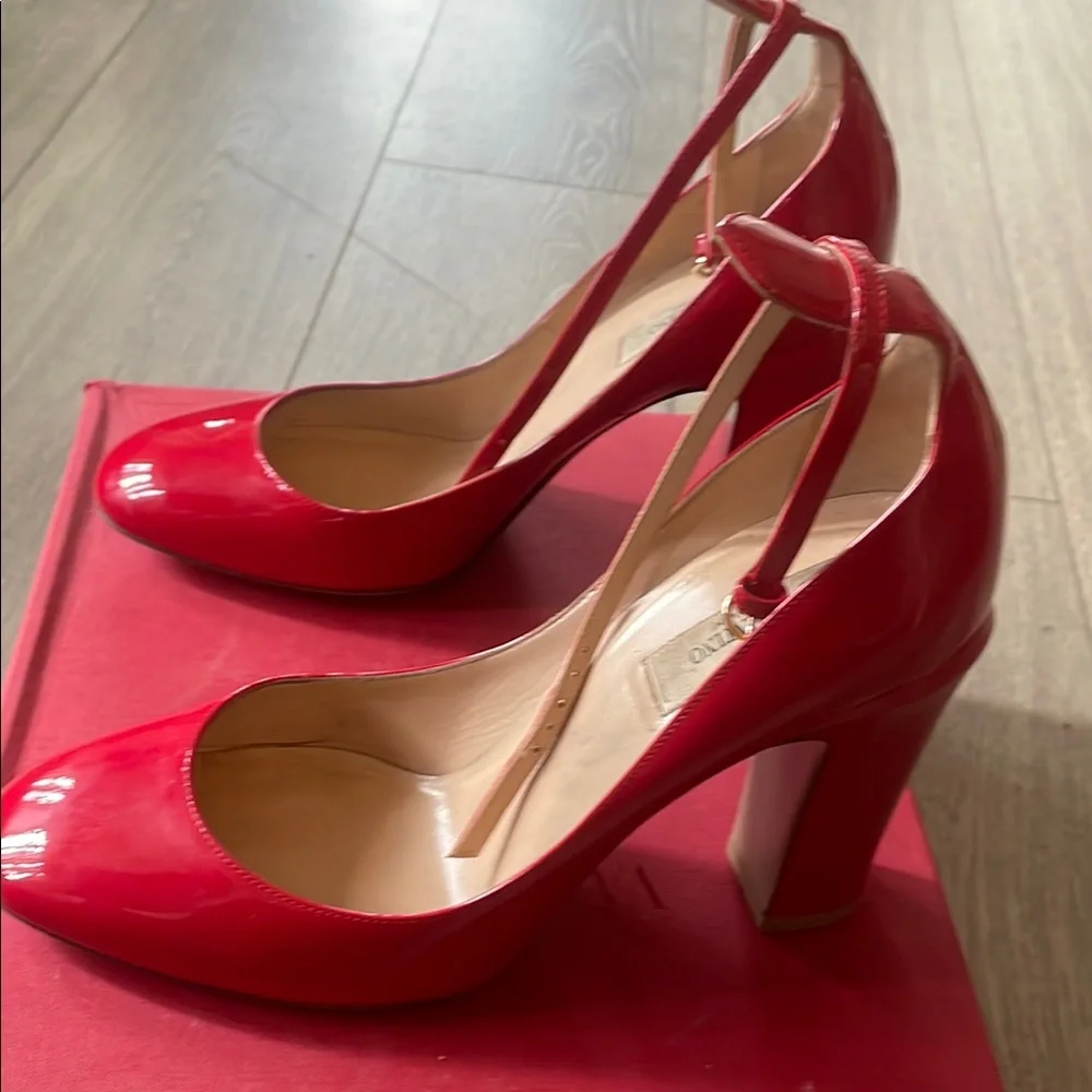 Valentino Garavani Red Stiletto Heels - Picture 6 of 8
